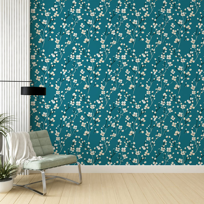 Un salon moderne avec un papier peint floral turquoise et crème, aux motifs délicats de branches fleuries, créant une atmosphère fraîche et accueillante.