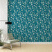 Un salon moderne avec un papier peint floral turquoise et crème, aux motifs délicats de branches fleuries, créant une atmosphère fraîche et accueillante.