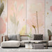 Un salon élégant avec un papier peint floral aux teintes douces de rose et de beige, créant une atmosphère apaisante et romantique.