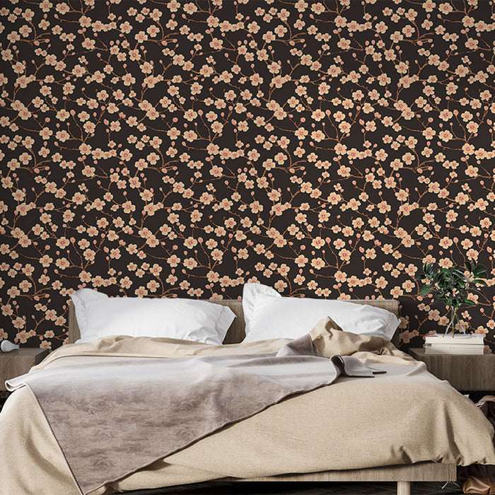 Une chambre accueillante avec un papier peint floral sur fond noir, aux délicates fleurs roses, créant une ambiance chaleureuse et élégante.