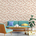 Un salon contemporain avec un papier peint aux motifs floraux délicats en rouge sur fond crème, créant une ambiance chaleureuse et accueillante.