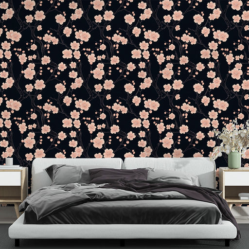 Une chambre moderne avec un papier peint floral aux motifs de fleurs roses sur fond noir, créant une ambiance élégante et chaleureuse.