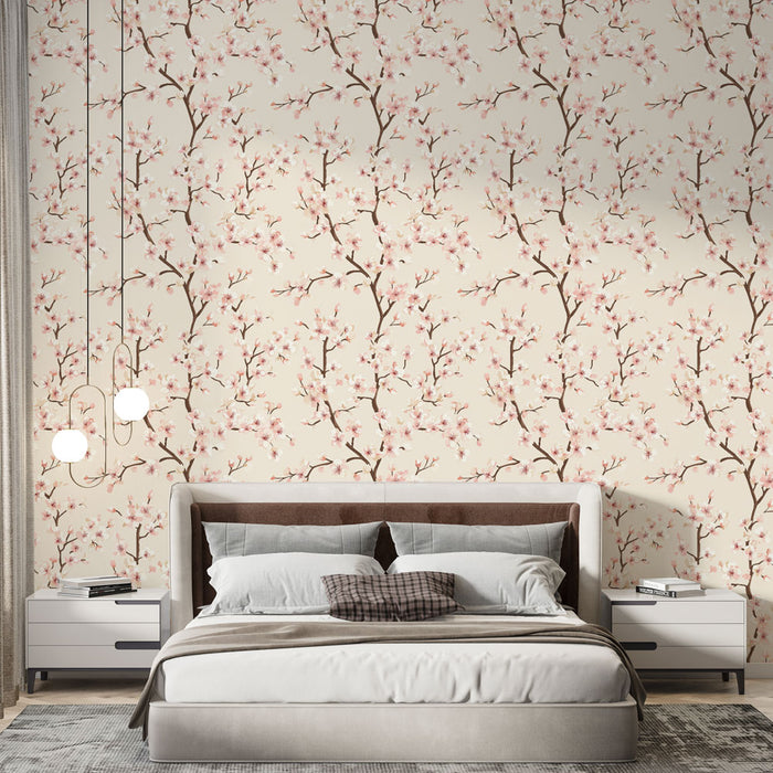 Une chambre moderne avec un papier peint floral aux motifs de branches délicates et fleurs roses sur fond crème, créant une atmosphère douce et apaisante.