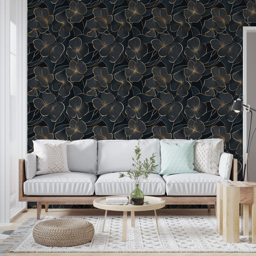 Un salon moderne avec un papier peint floral noir orné de délicates fleurs dorées, créant une ambiance élégante et sophistiquée.