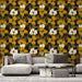 Un salon moderne avec un papier peint floral aux grandes fleurs jaunes et blanches sur fond vert olive, créant une ambiance chaleureuse et accueillante.