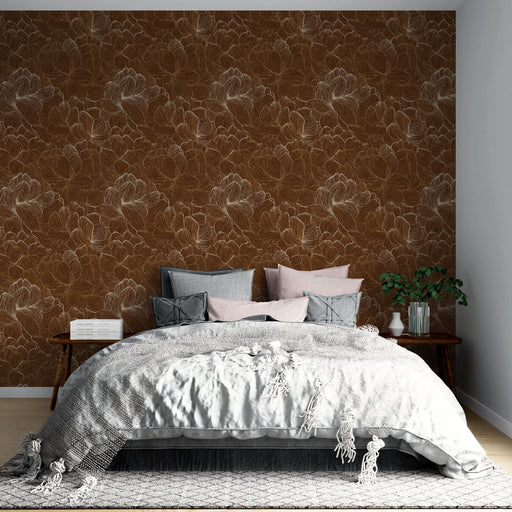 Une chambre élégante avec un papier peint floral marron aux motifs délicats et linéaires, créant une ambiance chaleureuse et accueillante.