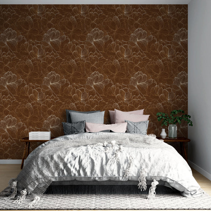 Une chambre élégante avec un papier peint floral marron aux motifs délicats et linéaires, créant une ambiance chaleureuse et accueillante.