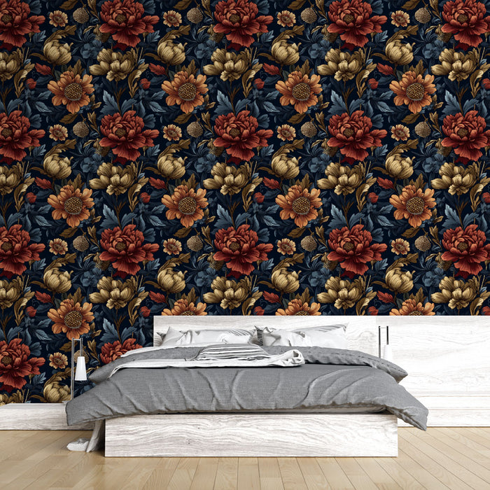 Une chambre élégante avec un papier peint floral aux teintes riches de rouge, or et bleu marine, créant une atmosphère chaleureuse et raffinée.
