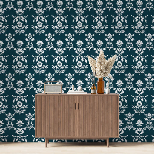 Une pièce moderne avec un papier peint floral bleu nuit et blanc aux motifs élégants, créant une atmosphère à la fois raffinée et accueillante.