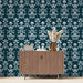Une pièce moderne avec un papier peint floral bleu nuit et blanc aux motifs élégants, créant une atmosphère à la fois raffinée et accueillante.