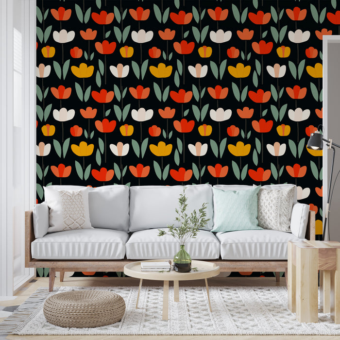 Un salon moderne avec un papier peint floral aux motifs colorés de tulipes sur fond noir, créant une ambiance joyeuse et dynamique.