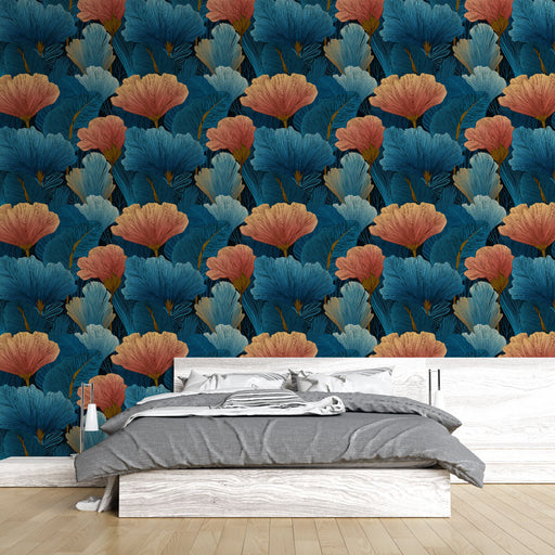 Une chambre moderne avec un papier peint floral aux grandes fleurs bleues et roses sur fond sombre, créant une atmosphère vibrante et accueillante.