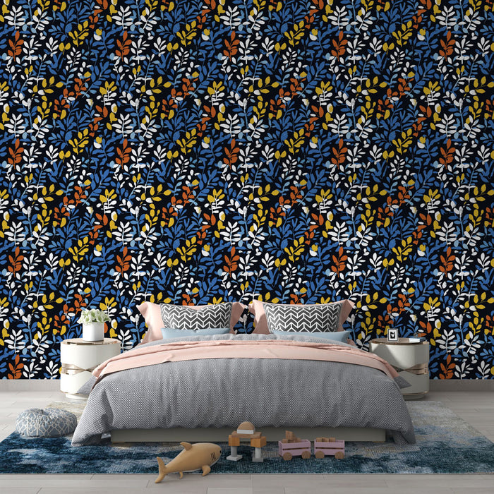 Une chambre moderne avec un papier peint floral aux motifs colorés sur fond noir, créant une ambiance dynamique et chaleureuse.