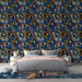 Une chambre moderne avec un papier peint floral aux motifs colorés sur fond noir, créant une ambiance dynamique et chaleureuse.