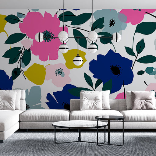 Un salon contemporain avec un papier peint floral aux grandes fleurs colorées sur fond clair, créant une ambiance joyeuse et dynamique.