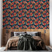 Une chambre moderne avec un papier peint floral aux motifs colorés de fleurs sur fond bleu foncé, créant une ambiance chaleureuse et accueillante.