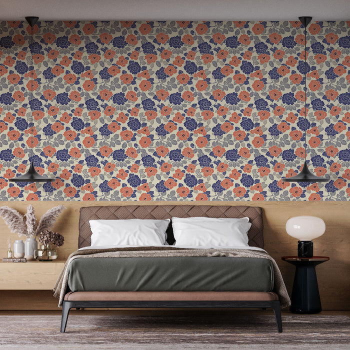 Une chambre élégante avec un papier peint floral aux motifs colorés d'orange et de bleu sur fond clair, créant une atmosphère chaleureuse et accueillante.