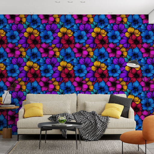 Un salon moderne avec un papier peint vibrant aux motifs floraux multicolores sur fond noir, créant une ambiance joyeuse et dynamique.