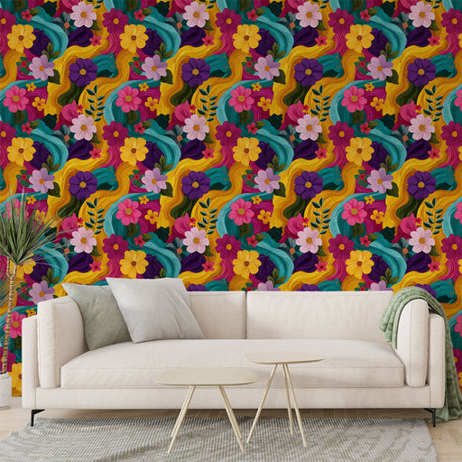 Un salon lumineux avec un papier peint floral aux couleurs vives, mêlant des motifs de fleurs et de vagues sur fond doré, créant une ambiance joyeuse et dynamique.