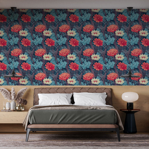 Une chambre moderne avec un papier peint floral aux motifs colorés de fleurs rouges et bleues sur fond sombre, créant une ambiance chaleureuse et vivante.