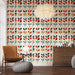 Une pièce moderne avec un papier peint floral aux motifs stylisés de feuilles et baies rouges, bleues et jaunes sur fond clair, créant une ambiance joyeuse et dynamique.
