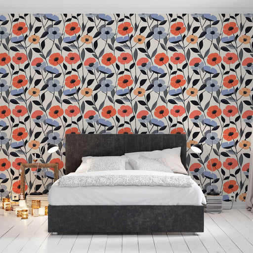 Une chambre moderne avec un papier peint floral aux motifs colorés de coquelicots rouges et fleurs bleues sur fond clair, créant une ambiance chaleureuse et accueillante.