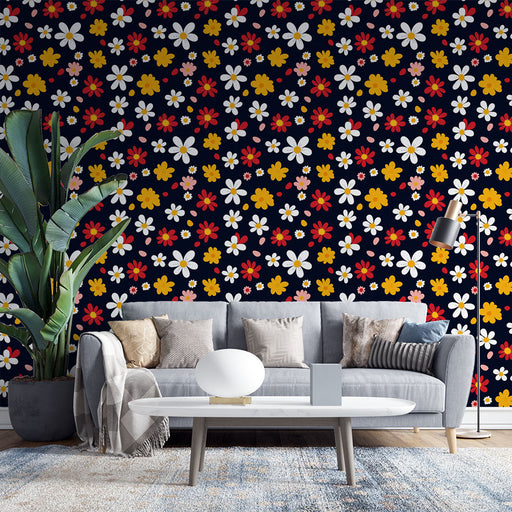 Un salon moderne avec un papier peint floral sur fond noir, mêlant des fleurs blanches, jaunes et rouges, créant une ambiance joyeuse et dynamique.