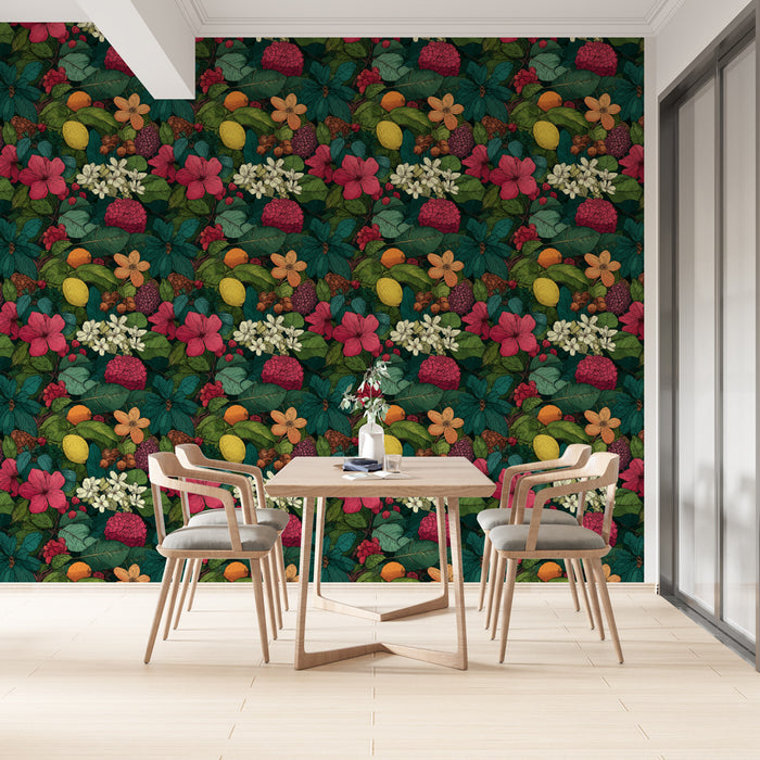 Une salle à manger lumineuse avec un papier peint tropical coloré représentant des fleurs et des fruits sur fond vert, créant une atmosphère vivante et chaleureuse.