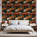 Une chambre moderne avec un papier peint floral aux teintes chaudes d'orange et de crème, créant une ambiance accueillante et vivante.