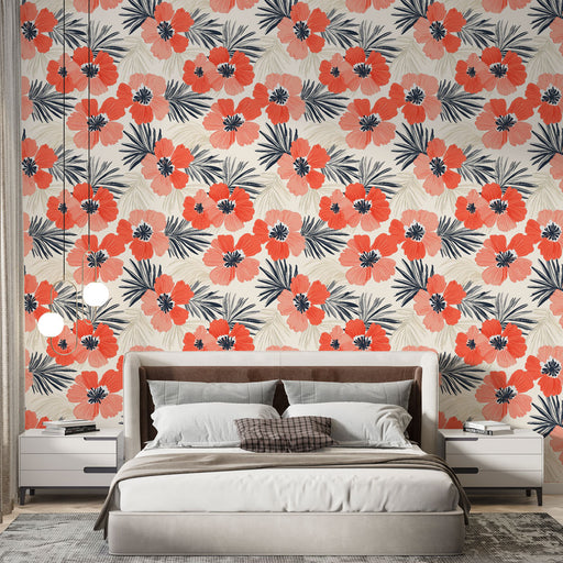 Une chambre lumineuse avec un papier peint floral aux grandes fleurs rouges et corail, rehaussées de feuillages noirs, créant une ambiance tropicale et vivante.