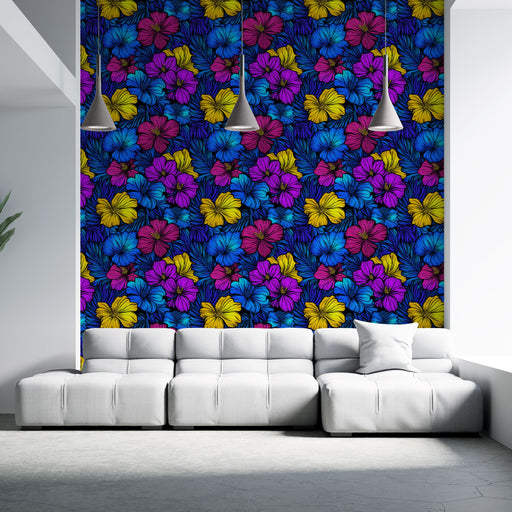 Un salon moderne avec un papier peint tropical vibrant aux motifs de fleurs colorées sur fond noir, créant une ambiance dynamique et chaleureuse.
