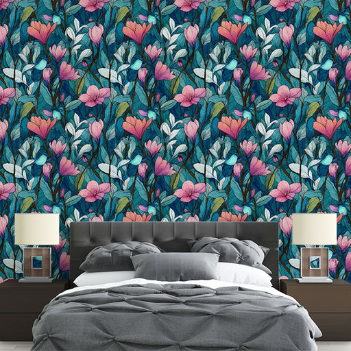Une chambre élégante avec un papier peint floral aux teintes vibrantes de rose et de vert sur un fond bleu, créant une atmosphère vivante et accueillante.