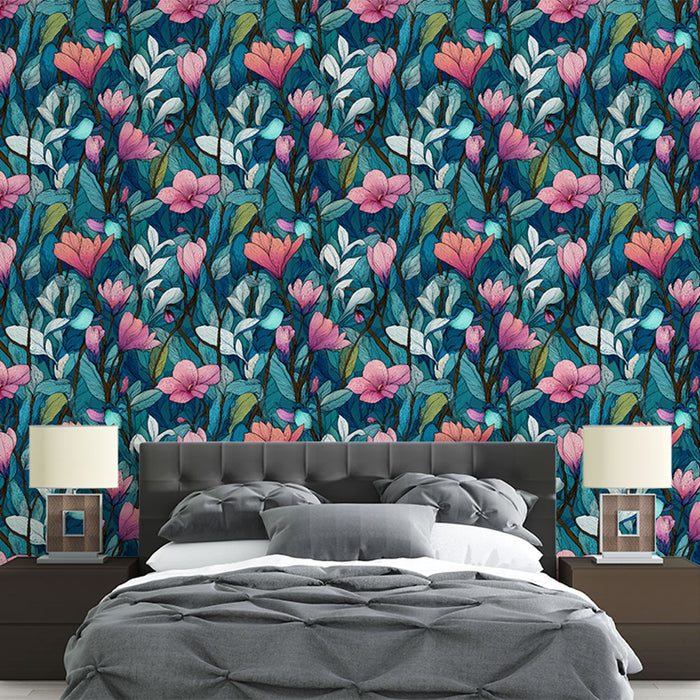 Une chambre élégante avec un papier peint floral aux teintes vibrantes de rose et de vert sur un fond bleu, créant une atmosphère vivante et accueillante.