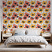 Une chambre moderne avec un papier peint floral aux motifs colorés de fleurs rouges, jaunes et noires sur fond clair, créant une ambiance joyeuse et accueillante.