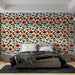 Une chambre moderne avec un papier peint floral aux motifs colorés de fleurs rouges, bleues et jaunes sur fond crème, créant une ambiance joyeuse et dynamique.