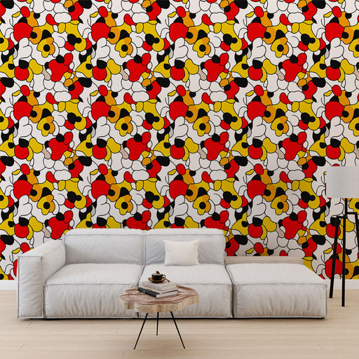 Un salon moderne avec un papier peint floral coloré aux motifs abstraits en rouge, jaune, noir et blanc, créant une ambiance dynamique et joyeuse.