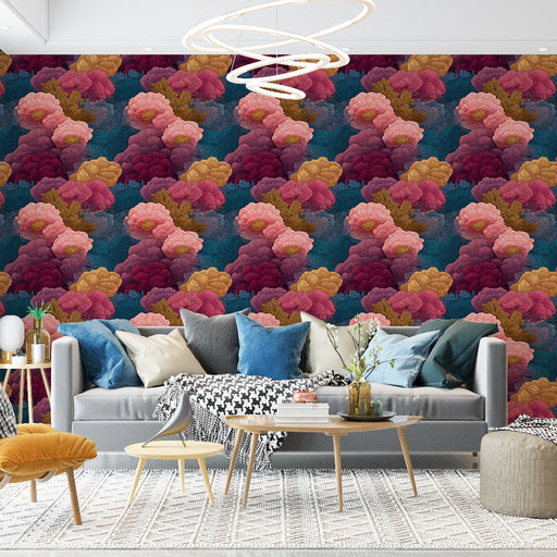 Un salon moderne avec un papier peint floral aux teintes riches de rose, violet et doré sur fond bleu, créant une ambiance chaleureuse et élégante.
