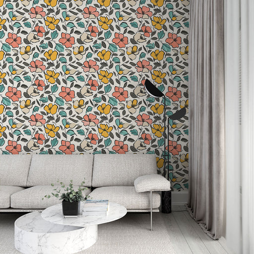 Un salon moderne avec un papier peint floral aux motifs colorés de fleurs roses, jaunes et bleues sur fond clair, créant une ambiance joyeuse et accueillante.