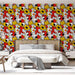Une chambre moderne avec un papier peint coloré aux motifs floraux abstraits en rouge, jaune, noir et blanc, créant une ambiance dynamique et joyeuse.