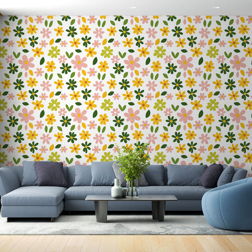 Un salon contemporain avec un papier peint floral coloré aux motifs de fleurs roses, jaunes et vertes, créant une ambiance joyeuse et vivante.