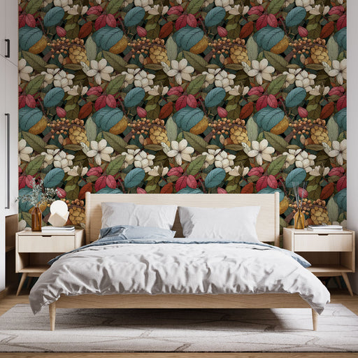 Une chambre apaisante avec un papier peint floral riche en couleurs, mêlant des feuilles et des fleurs sur un fond sombre, créant une atmosphère chaleureuse et naturelle.