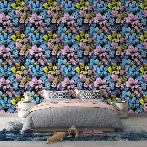 Une chambre moderne avec un papier peint floral vibrant aux motifs de fleurs roses, bleues et jaunes sur fond noir, créant une atmosphère joyeuse et dynamique.