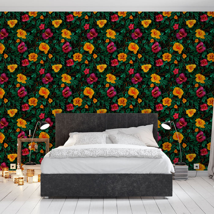 Une chambre moderne avec un papier peint floral vibrant aux motifs de fleurs jaunes, roses et vertes sur fond noir, créant une atmosphère chaleureuse et accueillante.