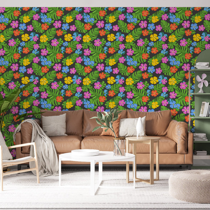Un salon lumineux avec un papier peint tropical aux motifs floraux colorés sur fond vert, créant une ambiance vivante et accueillante.