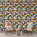 Un salon lumineux avec un papier peint floral coloré aux motifs stylisés de fleurs et de feuilles sur fond clair, créant une ambiance joyeuse et dynamique.