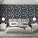 Une chambre moderne avec un papier peint floral aux motifs colorés de feuilles et fleurs sur fond bleu, créant une atmosphère chaleureuse et vivante.