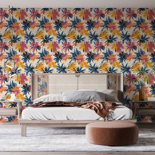 Une chambre moderne avec un papier peint tropical aux motifs floraux colorés en rose, jaune et bleu sur fond clair, créant une ambiance vivante et chaleureuse.