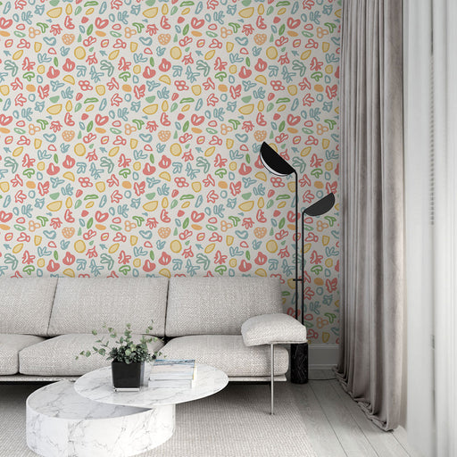 Un salon moderne avec un papier peint coloré aux motifs floraux et feuillus sur fond clair, créant une ambiance joyeuse et accueillante.
