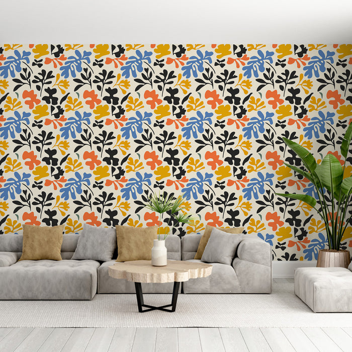 Un salon moderne avec un papier peint floral aux motifs colorés de bleu, orange, jaune et noir sur fond clair, créant une ambiance joyeuse et dynamique.