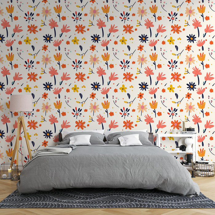 Une chambre accueillante avec un papier peint floral aux motifs colorés de fleurs roses, jaunes et bleues sur fond clair, créant une ambiance joyeuse et vivante.